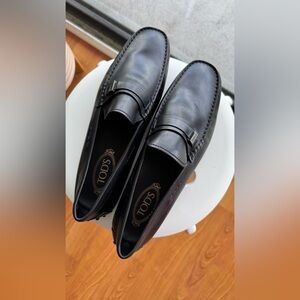 Tod's Elegant Black Leather Loafers